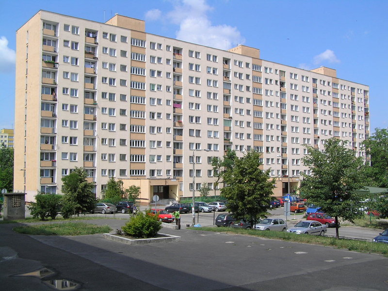 Blok mieszkalny w Warszawie. Czynsze w Berlinie są niższe niż w dużych polskich miastach.
