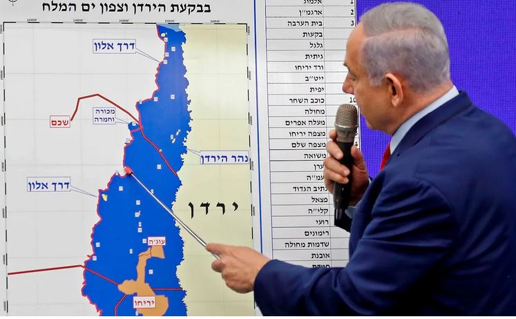 Netanjahu z mapą planowanej aneksji.
