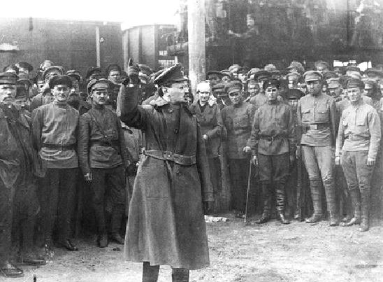 Trocki przemawia do rewolucyjnych żołnierzy i żołnierek w 1918 r.
