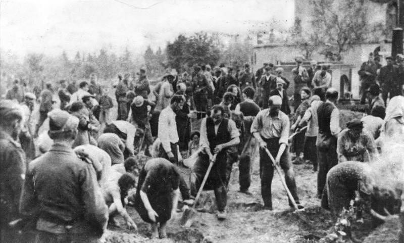 05.07.1941 Żydzi zmuszeni do kopania grobów, Zborów, dzisiejsza Ukraina. 