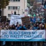 200-tysięczne protesty w Irlandii – Jeśli rząd nie zniesie opłat za wodę, siła ludu zniesie rząd!
