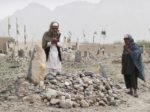 24.03.12 Kandahar. Nad grobem jednej z ofiar masakry, 7-letniej dziewczynki.