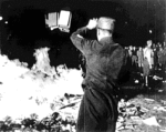 Naziści palą książki.