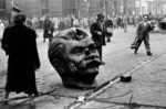 23.10.1956. Budapeszt. Pomnik Stalina obalony ? początek prawdziwej rewolucji pracowników.