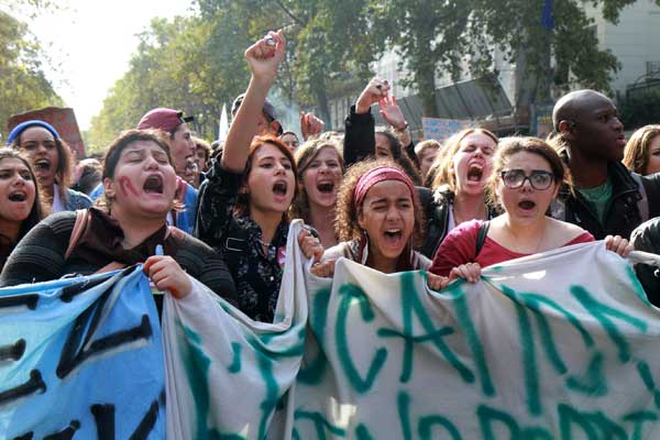 10.2013 Francuscy studenci protestują przeciw deportacji Romki i Ormianina.