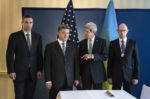 01.02.14 Kliczko, "król czekolady" Poroszenko, sekretarz stanu USA Kerry i Jaceniuk podczas tzw. Konferencji Bezpieczeństwa.