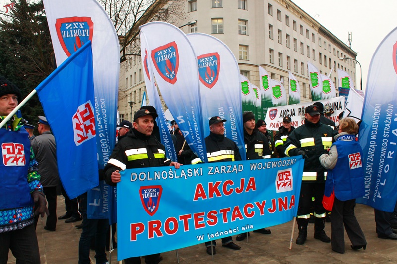 19.02.14 Strażacy pod Sejmem podczas protestu służb mundurowych.