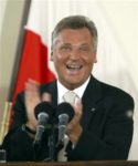 08.06.2003 Cieszy się Aleksander Kwaśniewski po ogłoszeniu wyniku unijnego referendum. Trzeba było dwóch dni głosowań by frekwencja przekroczyła 50% i wynik był ważny.