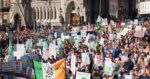 10.12.14 Dublin. Ponad 100 tys. osób protestuje przed parlamentem przeciwko opłatom za wodę.