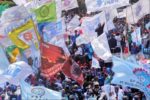 10.12.14 Dżakarta, Indonezja. Pracownicy uczestniczący w milionowym strajku żądają wyższych pensji, po tym jak prezydent Joko Widodo podwyższył ceny paliwa o 30%.