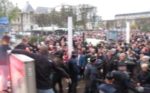 14.11.15 Lille, Francja. Faszyści z Frontu Narodowego przepędzeni przez uczestników demonstracji milczenia i solidarności z ofiarami zamachów.