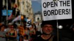 17.06 17. Madryt. 8 tys. osób żąda wypełnienia przez rząd obietnic przyjęcia 17 tys. uchodźców. W pełni zgadzamy się z hasłem na zdjęciu: "Otworzyć granice!".