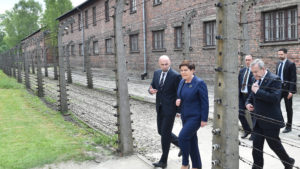 14.06.17 Beata Szydło straszyła uchodźcami na terenie byłego obozu Auschwitz. 