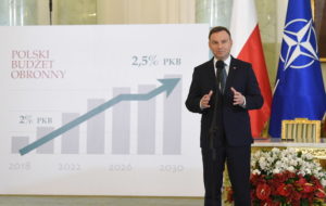 23.10.17 Zadowolony z siebie Andrzej Duda po podpisaniu nowelizacji ustawy, która zwiększa wydatki zbrojeniowe.