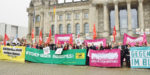 24.10.17 Budynek Reichstagu, Berlin. Protest przeciw rasistowskiej partii AfD podczas pierwszego posiedzenia nowego Bundestagu.
