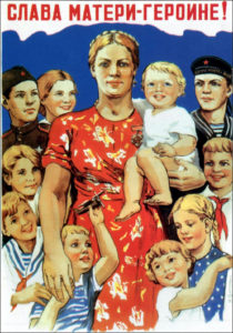 ?Chwała matce-bohaterce!?. Plakat propagandowy z ZSRR czasów Stalina.