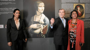 „Dama z gronostajem” Leonarda da Vinci. Przed obrazem Tamara Czartoryska oraz małżeństwo Adama Czartoryskiego i Josette Calil.