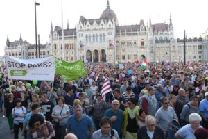 21.04.18 Budapeszt - przed budynkiem parlamentu.