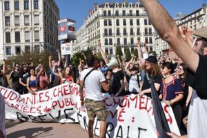 Studentki/ci na wspólnej, 8-tysięcznej demonstracji z pracownikami w demonstracji w Lyonie.