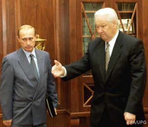 Sierpień 1998 r. Prezydent Rosji Borys Jelcyn z jeszcze pokornym szefem FSB (dawniej KGB) Władimirem Putinem. 