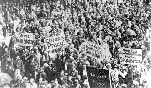 Maj 1920 r. Demonstracja robotnicza w Płocku. Widać hasła KPRP, 
m.in. „Precz z wojną zaborczą” (chodzi o atak Piłsudskiego na rewolucyjną Rosję).