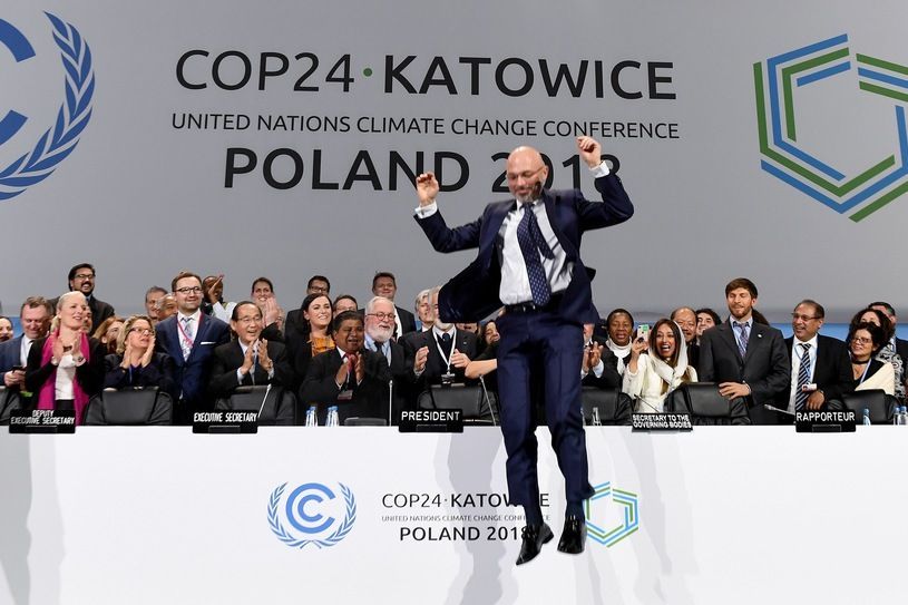 Przewodniczący szczytowi Michał Kurtyka udaje, że COP24 zakończył się sukcesem.