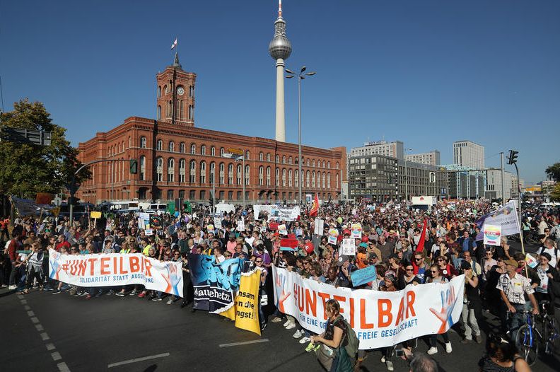 13.10.18 Berlin. Demonstracja 250 tys. antyrasistów.