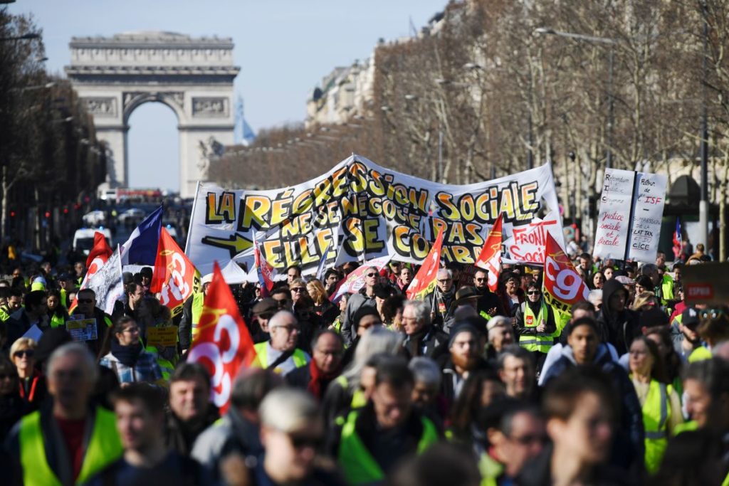 17.02.19 Champs-Élysées w Paryżu. Demonstracja Żółtych Kamizelek. Widać liczne flagi centrali związkowej CGT.