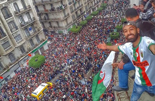 Algier 03.2019. Ogromna demonstracja na ulicach stolicy.