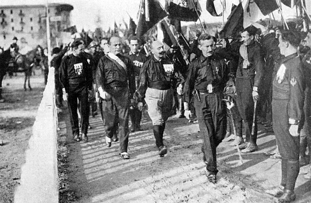 Mussolini (drugi z lewej) podczas „Marszu na Rzym”.