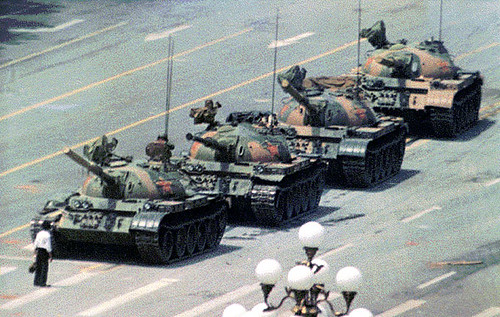 05.06.1989 Plac Tiananmen. Ta osoba stała się symbolem odwagi protestujących.