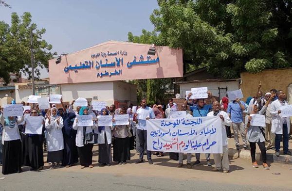Protestujący pracownicy w Sudanie.