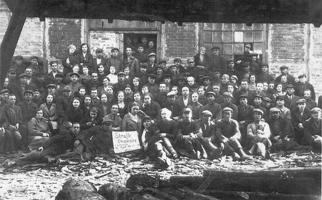 1936 r. Białystok. Strajk okupacyjny w fabryce dykt.