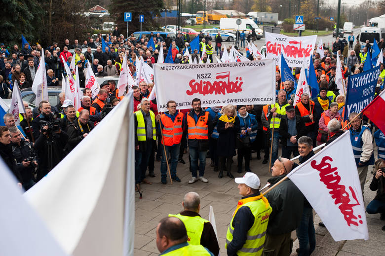 18.11.19. Demonstracja związkowców przed krakowskim oddziale ArcelorMittal Poland.
