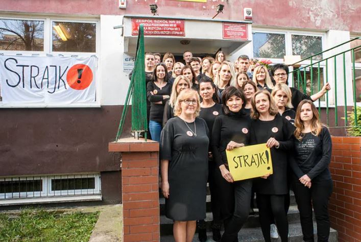 Kwiecień 2019 r Wrocław. Wiele nauczycielek uczestniczyło w 2016 r. w Czarnych Protestach w sprawie aborcji ? dwa i pół roku później niektóre, jak te na zdjęciu, strajkowały w czarnych koszulkach.