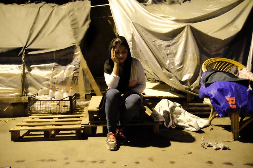 Eleonas, Ateny. Uchodźczyni protestuje przy bramie obozu.