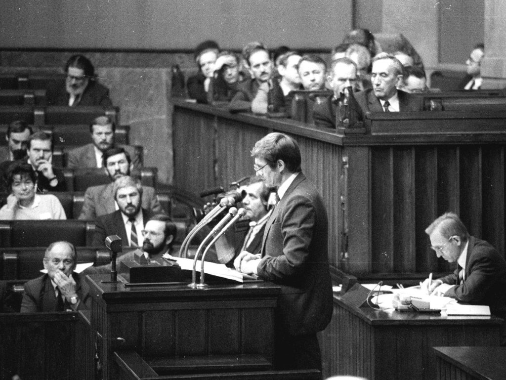 Balcerowicz przedstawił „terapię szokową” w Sejmie 17 grudnia 1989 r.