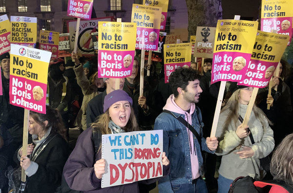 13.12.19 Londyn. Nazajutrz po wyborach 2000 osób protestuje przeciw Borisowi Johnsowi. Tysiące protestowały również w Glasgow a setki w innych miastach.