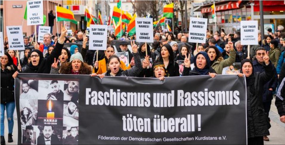 22.02.20 Hanau. Kilka tysięcy ludzi protestuje. Na banerze: „Faszyzm i rasizm zabijają wszędzie”. Protesty odbyły się w kilkudziesięciu miastach.
