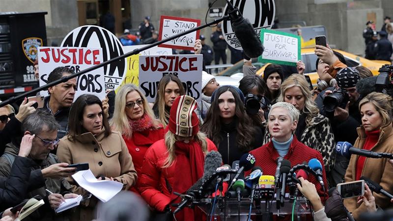 Kobiety protestują przeciwko Weinsteinowi przed sądem w Nowym Jorku.