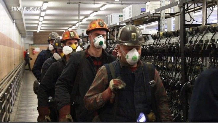 Propagandowe zdjęcia Jastrzębskiej Spółki Węglowej. Stosunek rządu wobec pracowników oddaje fakt, że na koniec maja ok. 4 tys. górników było zakażonych koronawirusem.
