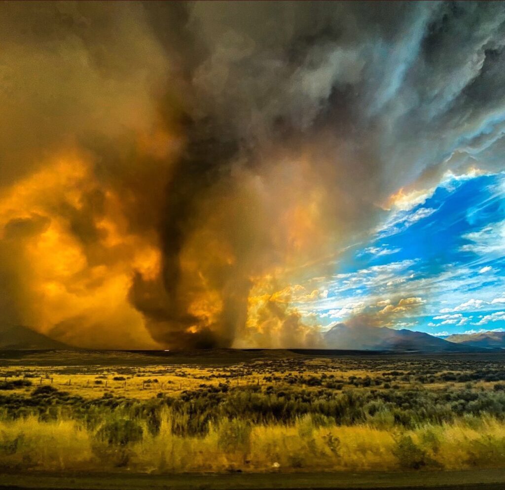Ogniste tornado w Kalifornii w sierpniu. Zmiany klimatyczne oznaczają, że będzie
 na świecie coraz więcej takich ekstremalnych zjawisk pogodowych.