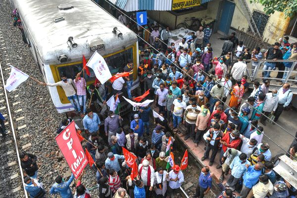 Kolkata. Blokada torów kolejowych podczas strajku.