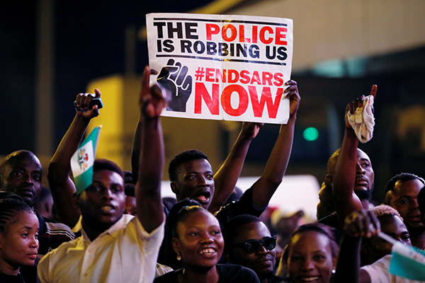Na plakacie: Policja nas okrada ? natychmiast zlikwidować SARS 