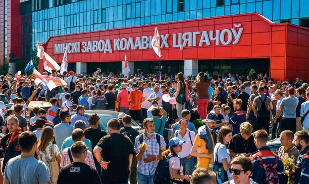 17.08.20. Pracownicy mińskiej fabryki MZKT (pojazdy ciężarowe i podwozia) 
protestowali, gdy w środku przemawiał Łukaszenka.