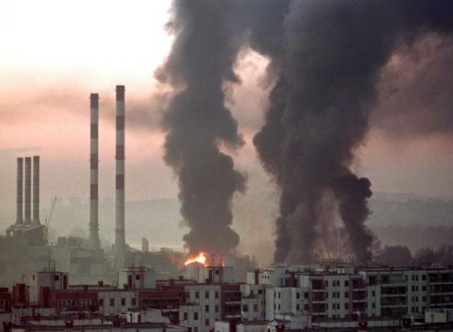 Od marca do maja 1999 r. „pokojowe” NATO bombardowało Serbię przez 78 dni. Amerykański generał Joseph W Ralston powiedział: „Serbskie straty wśród ludności cywilnej były zadziwiająco niskie, szacowane na mniej niż 1,5 tys. zabitych”.