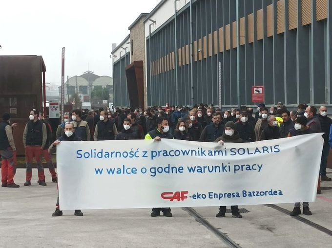 Solidarność z pracownicami i pracownikami Solarisa okazali baskijscy pracownicy spółki CAF, czyli hiszpańskiego właściciela Solarisa z siedzibą w Kraju Basków.