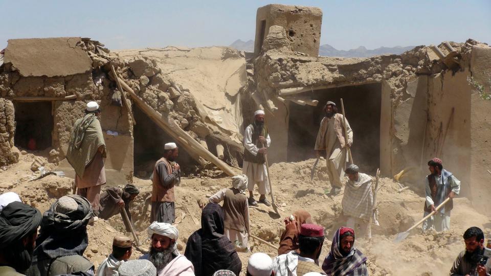 06.06.20012. Mieszkańcy afgańskiej wsi zbierają się przy domu niszczonym podczas nalotu NATO w prowincji Logar.