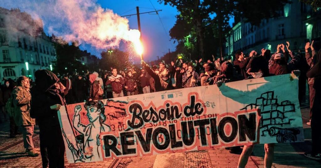 24.04.22  Nantes. Po ogłoszeniu wyników wyborów, protestujący trzymają transparent 
z napisem: "Potrzebujemy rewolucji".
