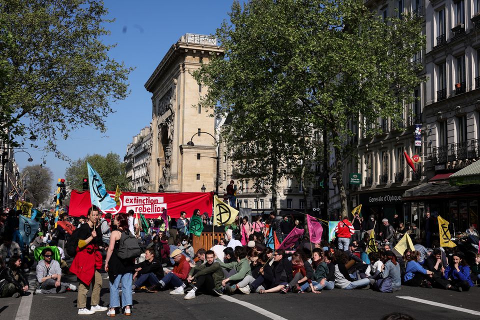 16.04.22 Paryż. Aktywiści z ruchu Extinction Rebellion blokują ulice w centrum stolicy przed drugą turą wyborów prezydenckich.